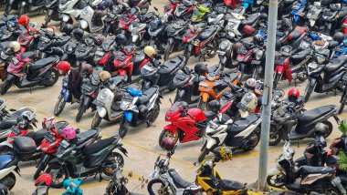 Bekasi, Endonezya 23 Aralık 2023. Bekasi İstasyonu 'nun otoparkını çeşitli tipte birçok motorlu araç dolduruyor. Bekasi 'deki en yoğun istasyonlardan biri. Bekasi İstasyon Merkezi.
