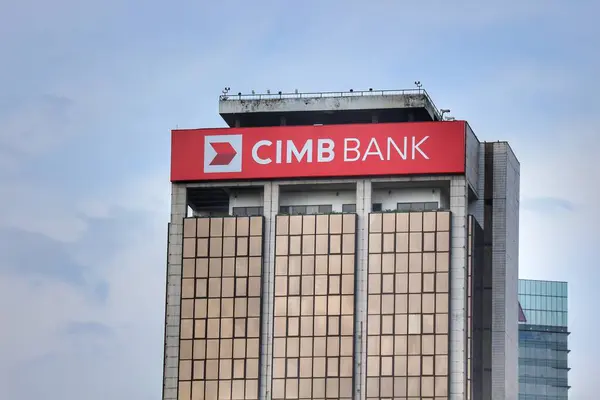 Kuala Lumpur, Malezya 22 Mayıs 2023. Dataran Merdeka 'daki CIMB Bankası binası. Mavi gökyüzü arkaplanı.