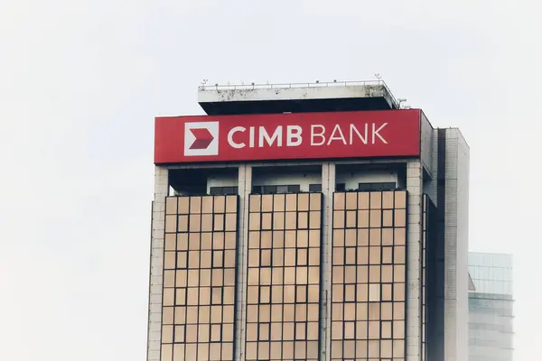 Kuala Lumpur, Malezya 22 Mayıs 2023. Dataran Merdeka 'daki CIMB Bankası binası. Mavi gökyüzü arkaplanı.