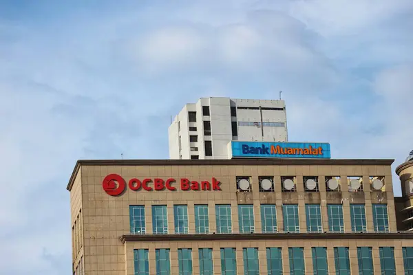 Kuala Lumpur, Malezya 22 Mayıs 2023. Darat Merdeka 'daki OCBC Bankası binası. Kahverengi bina, parlak mavi gökyüzü arkaplanı.