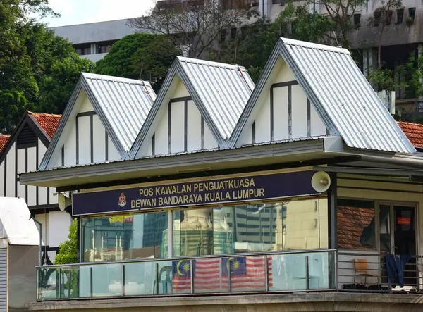 Kuala Lumpur, Malezya 22 Mayıs 2023. KWSP Malezya Kumpulan Waalng Kerja ofis binasının yanındaki United Overseas Bank UOB Bank Office Tower 'ın yakın plan fotoğrafı..