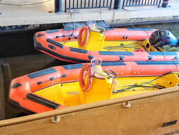 Putra Jaya, Malezya 22 Mayıs 2023. Putra Jaya Gölü 'nde acil durumlar için filika.