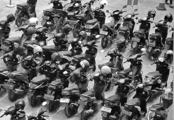 Bekasi, Endonezya 23 Aralık 2023. Bekasi İstasyonu 'nun otoparkını çeşitli tipte birçok motorlu araç dolduruyor. Bekasi 'deki en yoğun istasyonlardan biri. Bekasi İstasyon Merkezi.