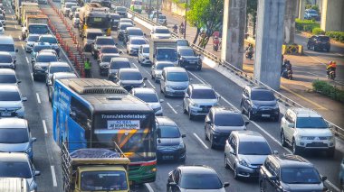 Jakarta, 4 Temmuz 2024. Sabahleyin Jalan MT Haryono, Cawang 'da trafik çok yoğundu. Trafik sıkışıklığı önlenemez çünkü birçok ofis çalışanı işe gitmek için araba kullanır. Ofis alanı.