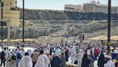 Mekke, Suudi Arabistan 24 Şubat 2024. Dünyanın dört bir yanından gelen umrah hacılar Büyük Cami 'yi dolduruyor. Tawaf, sai ve tahalul yapmak için Kabe 'ye gidip geliyorlar. Ka 'bah bölgesinde ibadet edin..