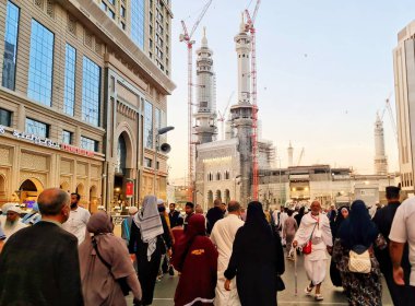 Mekke, Suudi Arabistan 24 Şubat 2024. Dünyanın dört bir yanından gelen umrah hacılar Büyük Cami 'yi dolduruyor. Tawaf, sai ve tahalul yapmak için Kabe 'ye gidip geliyorlar. Ka 'bah bölgesinde ibadet edin..