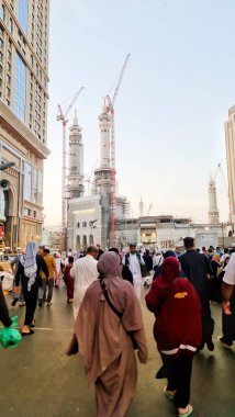 Mekke, Suudi Arabistan 24 Şubat 2024. Dünyanın dört bir yanından gelen umrah hacılar Büyük Cami 'yi dolduruyor. Tawaf, sai ve tahalul yapmak için Kabe 'ye gidip geliyorlar. Ka 'bah bölgesinde ibadet edin..