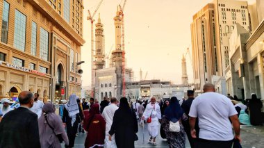 Mekke, Suudi Arabistan 24 Şubat 2024. Dünyanın dört bir yanından gelen umrah hacılar Büyük Cami 'yi dolduruyor. Tawaf, sai ve tahalul yapmak için Kabe 'ye gidip geliyorlar. Ka 'bah bölgesinde ibadet edin..