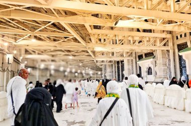 Mekke, Suudi Arabistan 24 Şubat 2024. Dünyanın dört bir yanından gelen umrah hacılar Büyük Cami 'yi dolduruyor. Tawaf, sai ve tahalul yapmak için Kabe 'ye gidip geliyorlar. Ka 'bah bölgesinde ibadet edin..