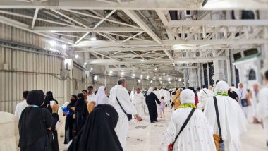 Mekke, Suudi Arabistan 24 Şubat 2024. Dünyanın dört bir yanından gelen umrah hacılar Büyük Cami 'yi dolduruyor. Tawaf, sai ve tahalul yapmak için Kabe 'ye gidip geliyorlar. Ka 'bah bölgesinde ibadet edin..