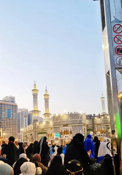 Mekke, Suudi Arabistan 24 Şubat 2024. Dünyanın dört bir yanından gelen umrah hacılar Büyük Cami 'yi dolduruyor. Tawaf, sai ve tahalul yapmak için Kabe 'ye gidip geliyorlar. Ka 'bah bölgesinde ibadet edin..