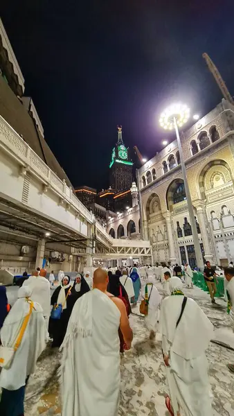 stock image Mecca, Saudi Arabia on February 24, 2024. Umrah pilgrims from all over the world filling the Grand Mosque. They walk to and from the Kaaba to perform tawaf, sai and tahalul. Worship, pray in Ka'bah area.