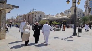 Medine, Suudi Arabistan, Mart 12024. El Musalla Camii 'nin çevresindeki atmosfer veya Nabawi Camii' nin batısındaki El Cemaat Camii. Kuşlar uçar. Sabah, gün batımı, gün doğumu.