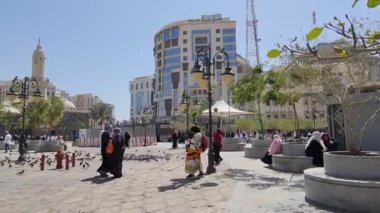 Medine, Suudi Arabistan, Mart 12024. El Musalla Camii 'nin çevresindeki atmosfer veya Nabawi Camii' nin batısındaki El Cemaat Camii. Kuşlar uçar. Sabah, gün batımı, gün doğumu.