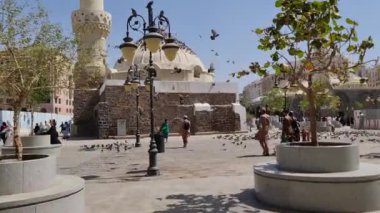 Medine, Suudi Arabistan, Mart 12024. El Musalla Camii 'nin çevresindeki atmosfer veya Nabawi Camii' nin batısındaki El Cemaat Camii. Kuşlar uçar. Sabah, gün batımı, gün doğumu.