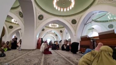 Medine, Suudi Arabistan 1 Mart 2024. Büyük Peygamber Muhammed 'in kurduğu dünyanın en eski camilerinden biri olan Quba Camii' nin içinde. Medine 'nin göbeğinde yer almaktadır. İç kısımları oldukça iyi ve çekicidir. 