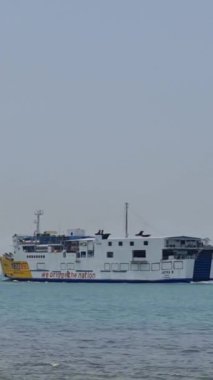 Merak, Endonezya, 9 Temmuz 2023. Ferizu kodlu bir feribot Merak limanına doğru gidiyor. Bu geminin jargonu 