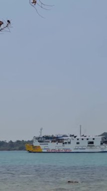 Merak, Endonezya, 9 Temmuz 2023. Ferizu kodlu bir feribot Merak limanına doğru gidiyor. Bu geminin jargonu 
