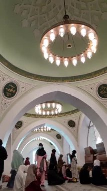 Medine, Suudi Arabistan 1 Mart 2024. Büyük Peygamber Muhammed 'in kurduğu dünyanın en eski camilerinden biri olan Quba Camii' nin içinde. Medine 'nin göbeğinde yer almaktadır. İç kısımları oldukça iyi ve çekicidir. 