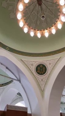Medine, Suudi Arabistan 1 Mart 2024. Büyük Peygamber Muhammed 'in kurduğu dünyanın en eski camilerinden biri olan Quba Camii' nin içinde. Medine 'nin göbeğinde yer almaktadır. İç kısımları oldukça iyi ve çekicidir. 