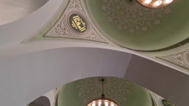 Medine, Suudi Arabistan 1 Mart 2024. Büyük Peygamber Muhammed 'in kurduğu dünyanın en eski camilerinden biri olan Quba Camii' nin içinde. Medine 'nin göbeğinde yer almaktadır. İç kısımları oldukça iyi ve çekicidir. 