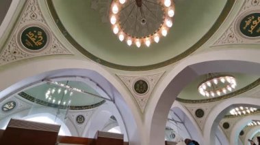 Medine, Suudi Arabistan 1 Mart 2024. Büyük Peygamber Muhammed 'in kurduğu dünyanın en eski camilerinden biri olan Quba Camii' nin içinde. Medine 'nin göbeğinde yer almaktadır. İç kısımları oldukça iyi ve çekicidir. 