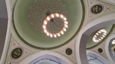 Medine, Suudi Arabistan 1 Mart 2024. Büyük Peygamber Muhammed 'in kurduğu dünyanın en eski camilerinden biri olan Quba Camii' nin içinde. Medine 'nin göbeğinde yer almaktadır. İç kısımları oldukça iyi ve çekicidir. 