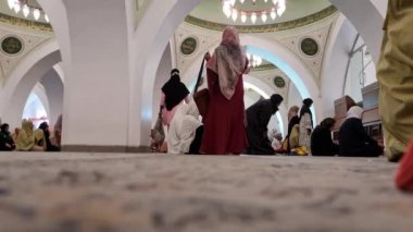 Medine, Suudi Arabistan 1 Mart 2024. Büyük Peygamber Muhammed 'in kurduğu dünyanın en eski camilerinden biri olan Quba Camii' nin içinde. Medine 'nin göbeğinde yer almaktadır. İç kısımları oldukça iyi ve çekicidir. 