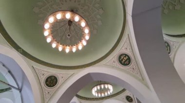 Medine, Suudi Arabistan 1 Mart 2024. Büyük Peygamber Muhammed 'in kurduğu dünyanın en eski camilerinden biri olan Quba Camii' nin içinde. Medine 'nin göbeğinde yer almaktadır. İç kısımları oldukça iyi ve çekicidir. 