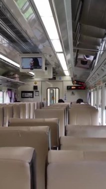 Subang, Endonezya 3 Mart 2024. Ekonomi sınıfı Kuzey Kutojaya Yolcu Treni. Kahverengi banklar, geniş yan pencereler, böylece manzarayı görebilirsin. Tren Kutoarjo 'ya gidiyor..