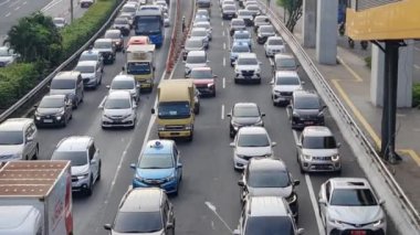 Jakarta, 5 Eylül 2024. Sabahleyin Jalan MT Haryono, Cawang 'da trafik çok yoğundu. Trafik sıkışıklığı önlenemez çünkü birçok ofis çalışanı işe gitmek için araba kullanır. Ofis alanı.