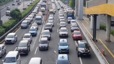 Jakarta, 5 Eylül 2024. Sabahleyin Jalan MT Haryono, Cawang 'da trafik çok yoğundu. Trafik sıkışıklığı önlenemez çünkü birçok ofis çalışanı işe gitmek için araba kullanır. Ofis alanı.