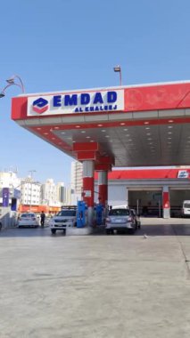 Mekke, Suudi Arabistan 25 Şubat 2024. Kakiyah pazarının yanında bir Emdad Al Khalej benzin istasyonu bulunmaktadır. Marketleri ve fast food dükkanları var. Araç yakıt ikmali.