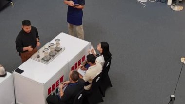 Bekasi, Endonezya 8 Eylül 2024. Brewkasi 2024 yarışmasında yarışan Baristalar jüri tarafından değerlendirilir. Endonezya Barista Şampiyonası, Brewkasi Kahve Ligi 2024.