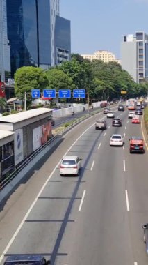 Jakarta, 4 Temmuz 2024. Sabahleyin Jalan MT Haryono, Cawang 'da trafik çok yoğundu. Trafik sıkışıklığı önlenemez çünkü birçok ofis çalışanı işe gitmek için araba kullanır. Ofis alanı.