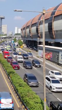 Jakarta, 4 Temmuz 2024. Sabahleyin Jalan MT Haryono, Cawang 'da trafik çok yoğundu. Trafik sıkışıklığı önlenemez çünkü birçok ofis çalışanı işe gitmek için araba kullanır. Ofis alanı.