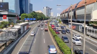 Jakarta, 4 Temmuz 2024. Sabahleyin Jalan MT Haryono, Cawang 'da trafik çok yoğundu. Trafik sıkışıklığı önlenemez çünkü birçok ofis çalışanı işe gitmek için araba kullanır. Ofis alanı.