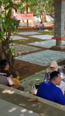 Jepara, 28 Nisan 2024. Bandengan veya Tirta Samudra sahillerini ziyaret edenler sahilde tatilin tadını çıkarıyorlar, bazıları yüzüyor, şamandıralarla oynuyor ve sahilde başka aktiviteler yapıyorlar..