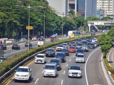 Jakarta, 5 Eylül 2024. Sabahleyin Jalan MT Haryono, Cawang 'da trafik çok yoğundu. Trafik sıkışıklığı önlenemez çünkü birçok ofis çalışanı işe gitmek için araba kullanır. Ofis alanı.