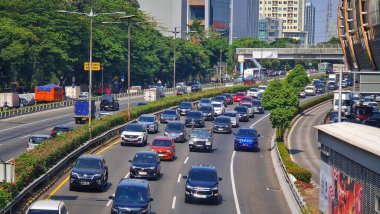 Jakarta, 5 Eylül 2024. Sabahleyin Jalan MT Haryono, Cawang 'da trafik çok yoğundu. Trafik sıkışıklığı önlenemez çünkü birçok ofis çalışanı işe gitmek için araba kullanır. Ofis alanı.