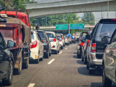 Jakarta, 5 Eylül 2024. Sabahleyin Jalan MT Haryono, Cawang 'da trafik çok yoğundu. Trafik sıkışıklığı önlenemez çünkü birçok ofis çalışanı işe gitmek için araba kullanır. Ofis alanı.