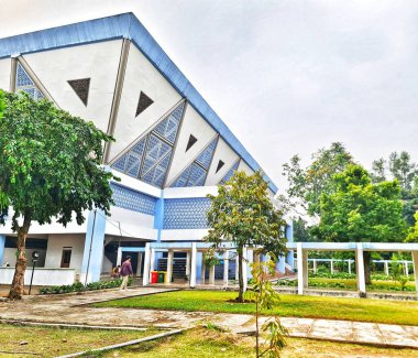 Bogor, Endonezya 23 Ağustos 2024. Al-Hurriyah Camii, Batı Java 'daki Bogor Tarım Enstitüsü kampüsünde yer alan bir camidir. Bu cami ilk olarak 1965 'te kauçuk bir ormanın ortasına inşa edildi..