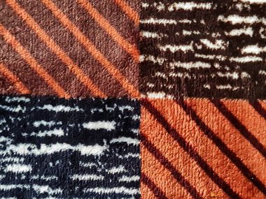 Bilgisayardaki resmi doldur, halı desenini kapat. Siyah ve beyaz çizgiler, kahverengi ve beyaz, kahverengi çizgiler ve kahverengi kareli çizgiler. Yumuşak tüylü halı. Evin için uygun..