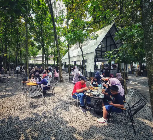 Bogor, Endonezya 23 Ağustos 2024. Bogor 'da ünlü bir kafe olan Kopi Nako Kebon Jati' nin atmosferi. Güzel ve rahat bir atmosferi var. Kahve ve çeşitli yiyecekler satıyorum. İnstagramlanabilir.