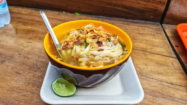 Bir kase Soto Kudus, Endonezya 'nın geleneksel tavuk çorbası, içinde doğranmış tavuk, erişte ve kızarmış arpacık soğanı var..
