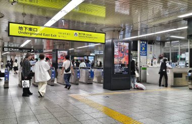 Tokyo, Japonya 01 Ekim 2023 Japonya 'da hareketli bir metro istasyonu. İnsanlar bilet kapısından geçiyorlar, üzerinde 