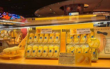 Tokyo, Japonya 08 Ekim 2023. Tokyo Muzlu Keklerinin büyüleyici bir gösterisi! Yumuşak, sarı muz şekilli ikramları kutular halinde zarif bir şekilde düzenlenir, enfes ve tatlı bir atmosfer yaratır..