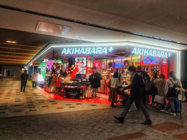 Tokyo, Japonya 08 Ekim 2023. Hareketli bir Akihabara + mağazası neon ışıklarıyla parlıyor, anime ürünleri sergiliyor ve müşterileri çekiyor. Enerjik atmosfer elektriklidir.!