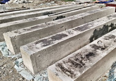 Gömülü döngülere sahip ön döküm beton kirişler inşaat veya altyapı için ideal bir yapı projesinde kurulum için hazır bekliyor.