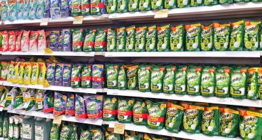 Bekasi, Endonezya 21 Nisan 2025. Bir perakende mağazasında satılmak üzere çeşitli temizlik ürünleri torbalarıyla dolu çok sayıda raf, alışveriş ve ev ihtiyaçları için mükemmel bir şekilde düzenlenmiştir..